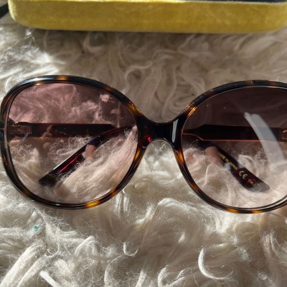 Selling brand authentic Gucci sunglasses, with case and pouch - Picture 5 of 8